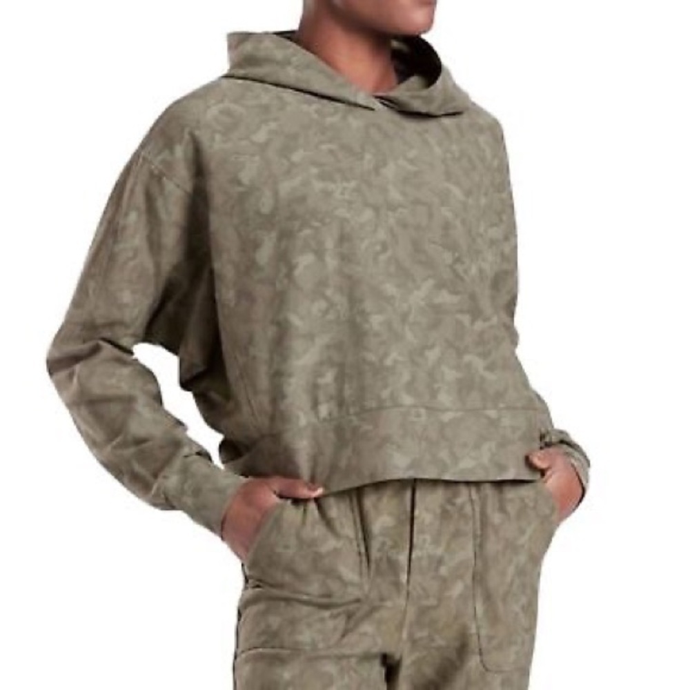 Athleta sz M Farallon Army Green Camo Cropped Hoodie Sweatshirt Relaxed Fit